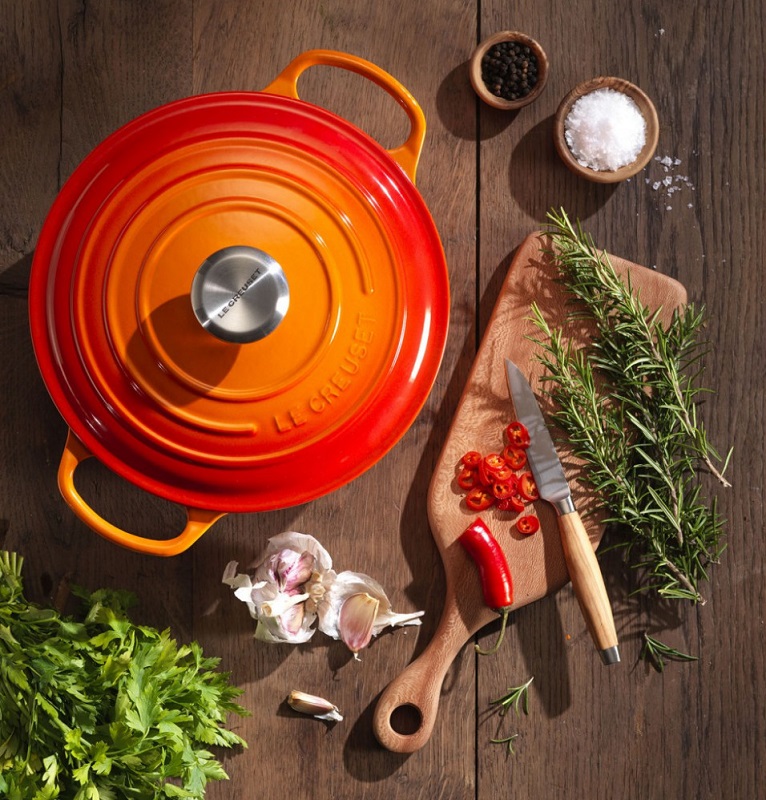 https://www.kitchenware.com.au/wp-kwss/wp-content/uploads/2020/12/flame-signature-casserole-lifestyle-984x1024.1518461299.jpg